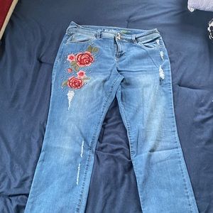 this blue jean has embroidered a beautiful roses that give it a special touch